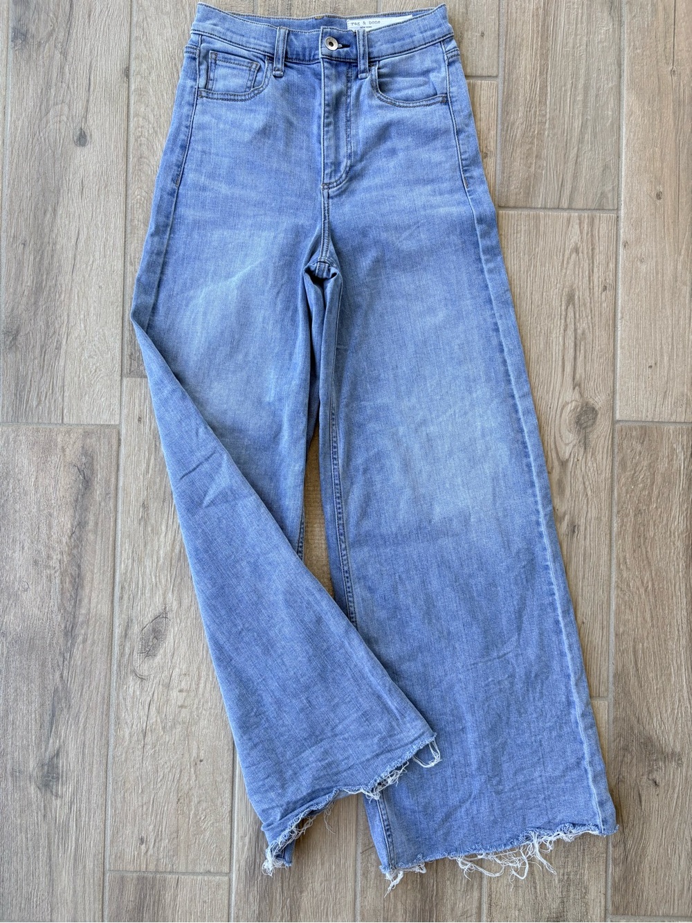 Rag & Bone Serena High-Rise
Wide Leg Jeans Light Wash Raw
Hem Size 24